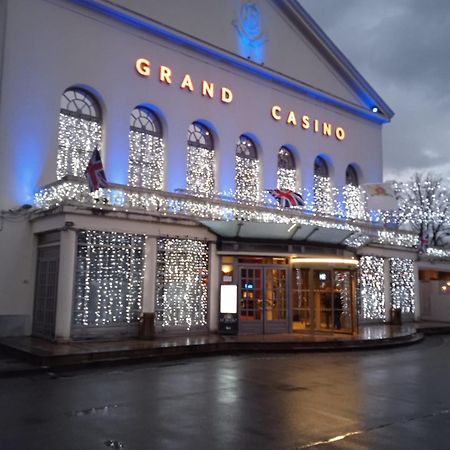 Au Charme Du Lac Espace Bien Etre Et Piscine Chauffe Proche Parc Et Restaurant Du Casino Forges-les-Eaux Zewnętrze zdjęcie