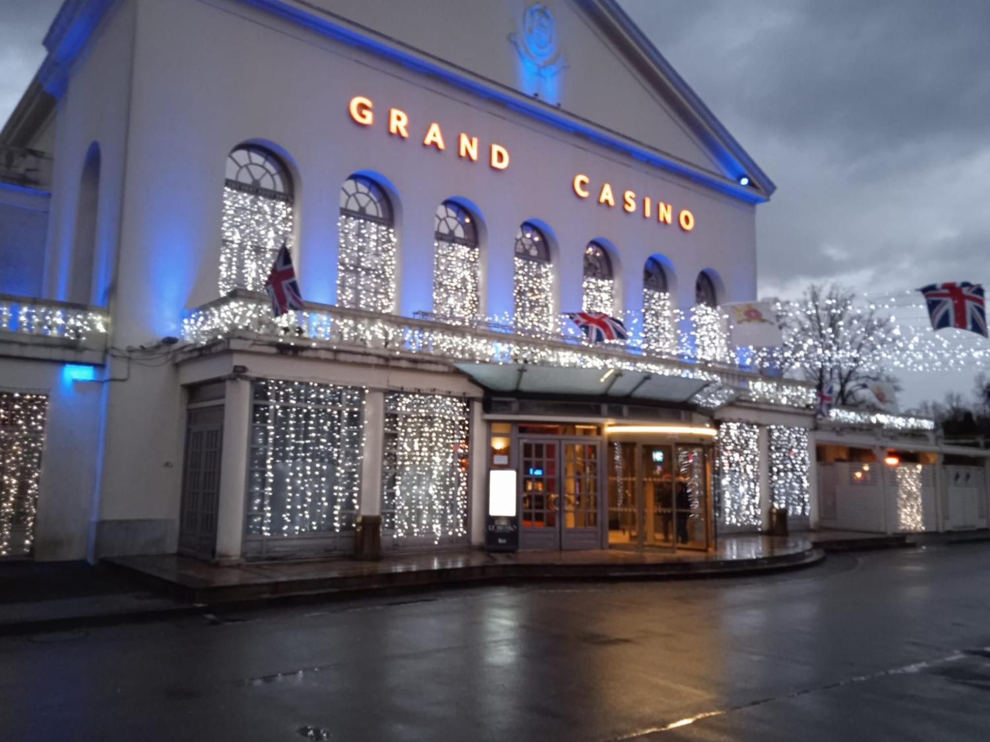 Au Charme Du Lac Espace Bien Etre Et Piscine Chauffe Proche Parc Et Restaurant Du Casino Forges-les-Eaux Zewnętrze zdjęcie